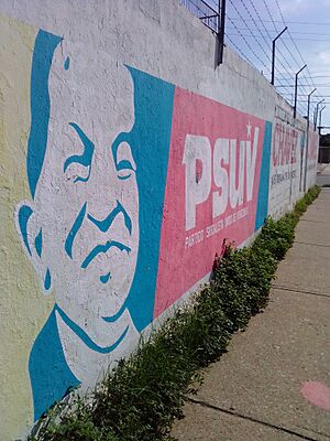 Archivo:Mural con propaganda de Hugo Chávez 2
