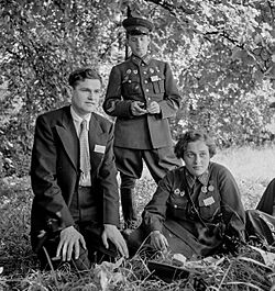 Archivo:Pavlichenko in the US with two other delegates, 1942 (cropped)