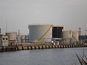 Archivo:Petroleum storage tanks at yokohama