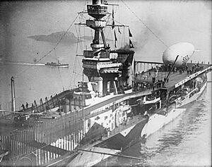 Archivo:SSZ airship aboard HMS Furious 1918 IWM Q 20640