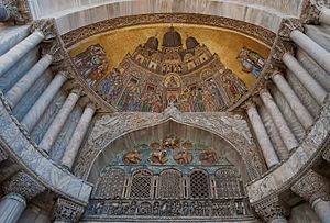 Archivo:San Alipio facade door of Saint Mark's Basilica of Venice