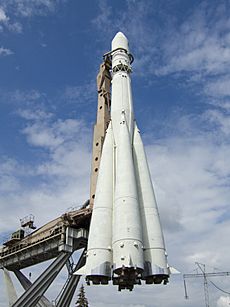 Archivo:Semyorka Rocket R7 by Sergei Korolyov in VDNH Ostankino RAF0540