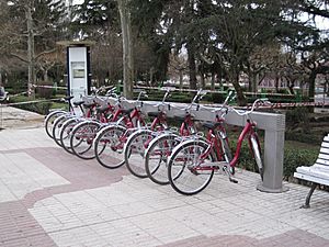 Archivo:Servicio de préstamo de bicicletas, León