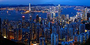 Archivo:Skyline and Victoria Harbour at dusk, view from Victoria Peak, Hong Kong, China - 香港，中国 (16215094838)