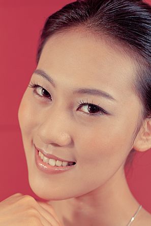 Archivo:Smiling Chinese model (6759434975)