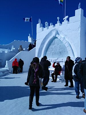 Archivo:Snowking Ice Castle Courtyard