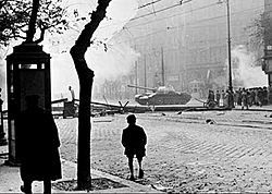 Archivo:Soviet tank in Budapest 1956