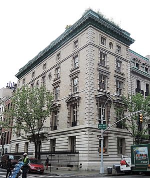Archivo:Stuyvesant Fish House Mad Av & 25 E78 St cloudy jeh