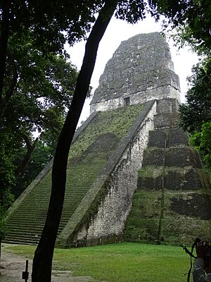 Archivo:Temple II - Gran Plaza - Tikal Archaeological Site - Peten - Guatemala - 01 (15251820943)