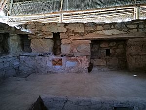 Templo de las Manos Cruzadas amb el gravat de las Manos Cruzadas de Kotosh