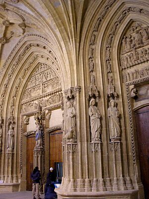 Archivo:Vitoria - Catedral Vieja, portico 21