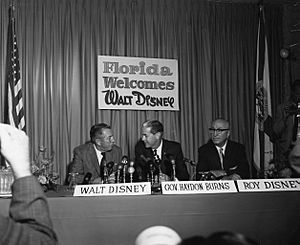 Archivo:Walt Disney with Company at Press Conference