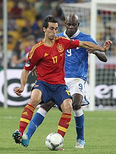 Archivo:Álvaro Arbeloa and Mario Balotelli Euro 2012 final