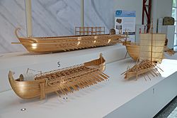 Archivo:1-10 model reconstructions of Roman ships, 5- Dromon of the Byzantine navy (10-12th centuries AD), left- Bireme of the Neumagen Type (220 - 230 AD), Museum für Antike Schiffahrt, Mainz (34729616210)