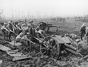 Archivo:18pdrInMudZillebeke9August1917