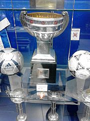 Archivo:1945-46 Primeira Divisão Trophy at Museu Maneul Bulhosa