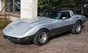 Archivo:1978 Chevrolet Corvette 25th Anniversary Edition, front left