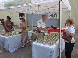 Archivo:Algiers RiverFest 2012 Honey Bees Candles