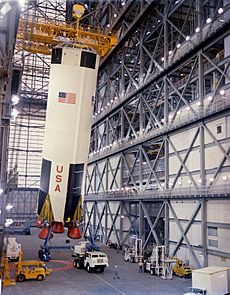 Archivo:Apollo 8 first stage in the Vehicle Assembly Building