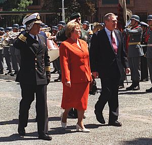 Archivo:Bachelet revisando tropas
