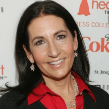 Bobbi Brown at 2009 Heart Truth fashion show (Cropped).png