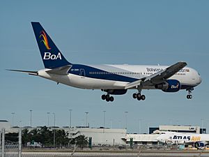 Archivo:Boliviana de Aviación Boeing 767-300ER (CP-2881) at Miami International Airport