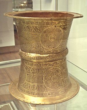 Archivo:Brass tray stand Egypt or Syria in the name of ibn Qalaun 1330 1340