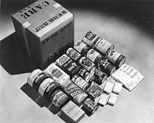 Archivo:Bundesarchiv Bild 183-S1207-502, Inhalt eines CARE-Paket