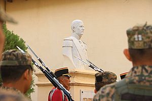 Archivo:Busto de gerardo barrios ubicado a un costado del Teatro Nacional Francisco Gavidia
