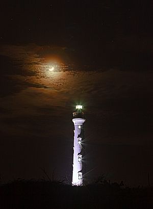 Archivo:California Lighthouse @ Night Waxing Crescent Moon