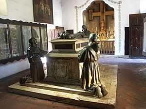 Archivo:Carmel Mission - Father Serra Cenotaph