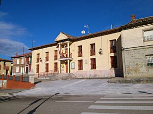 Archivo:Castrillo de Villavega - Ayuntamiento 001