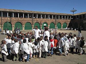 Archivo:Catholic School (8352536822)