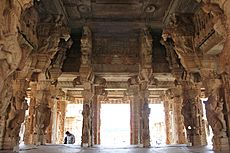 Archivo:Ceiling and pillar art in small open mantapa in the Vitthala temple complex in Hampi