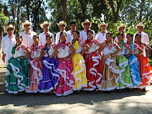 Archivo:Club de Danza Álvaro Carrillo, interepretes de la Chilena Cacahuatepec