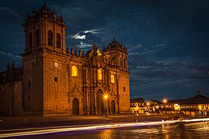 Archivo:Cusco Peru Night City Cathedral