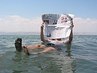 Archivo:Dead sea newspaper