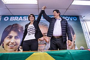 Archivo:Eleições presidenciais brasileiras de 2018 - Chapa "O Povo Feliz de Novo", com Lula, Haddad e Manuela