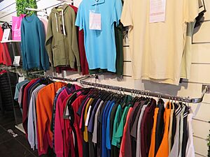 Archivo:Exposición, tienda de ropa textil