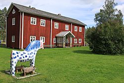 Fågelsjö Gammelgård Framsida Med Häst.JPG