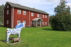 Archivo:Fågelsjö Gammelgård Framsida Med Häst