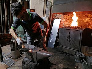 Archivo:Forja artesanal. Yunque y fragua. Taller de Sergi Cadenas, en Gerona o Girona. Cataluña, España