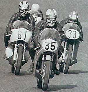 Archivo:Hailwood Read Gould Cadwell start cropped