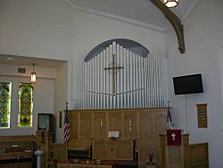 Archivo:Hartford City Presbyterian Church Pipe Organ and Pulpit