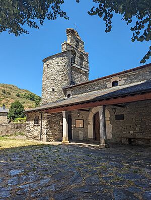 Archivo:Iglesia de San Juan Bautista, Murias de Paredes 01