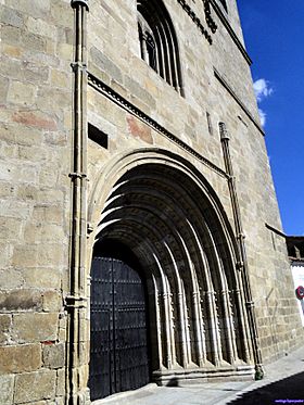 Iglesia de Santa María de la Consolación, Garrovillas de Alconétar (01).jpg