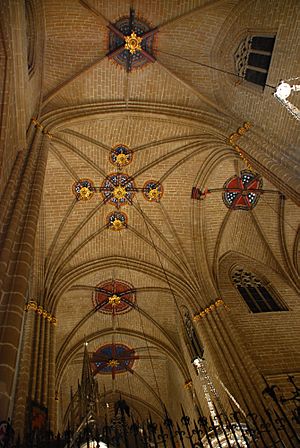 Archivo:Interior catedral pamplona crucero