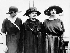 Archivo:Irène, Marie et Ève Curie