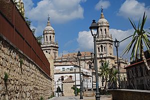 Archivo:Jaén y catedral al fondo