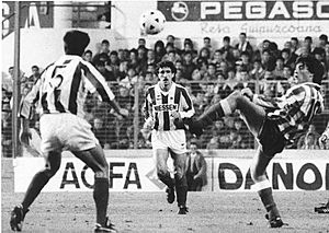 Archivo:Jesús Mari Zamora y Paulo Futre con la camiseta exponsorizada por Niessen en un lance de juego-1